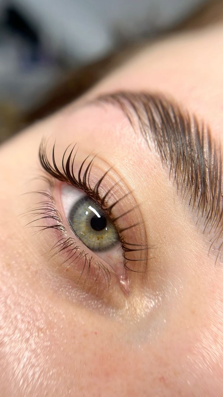 close up of lifted lashes natural curl