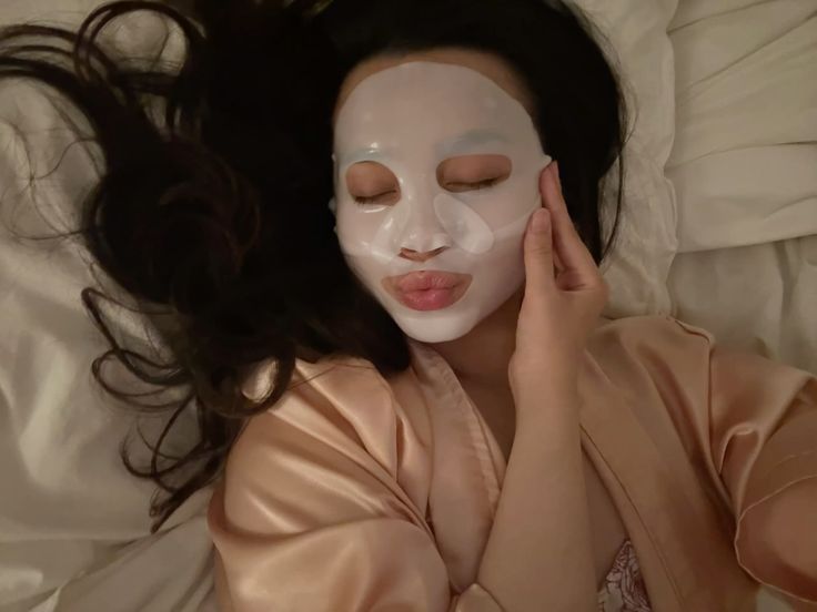 best moisturizer with retinol skincare 7 Best Moisturizers With Retinol for Smoother Skin ugc lifestyle photo 3